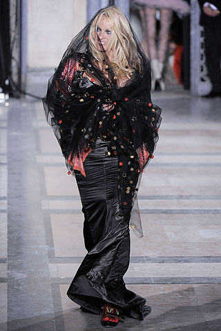 Vestido largo saten negro capa negra bordada Vivienne Westwood